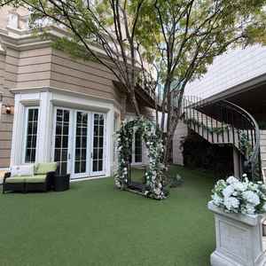 敷地内にはコンパクトなガーデンがある。