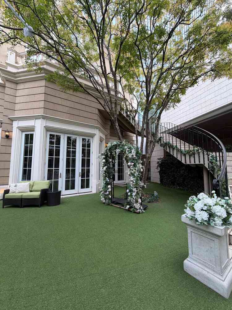 敷地内にはコンパクトなガーデンがある。