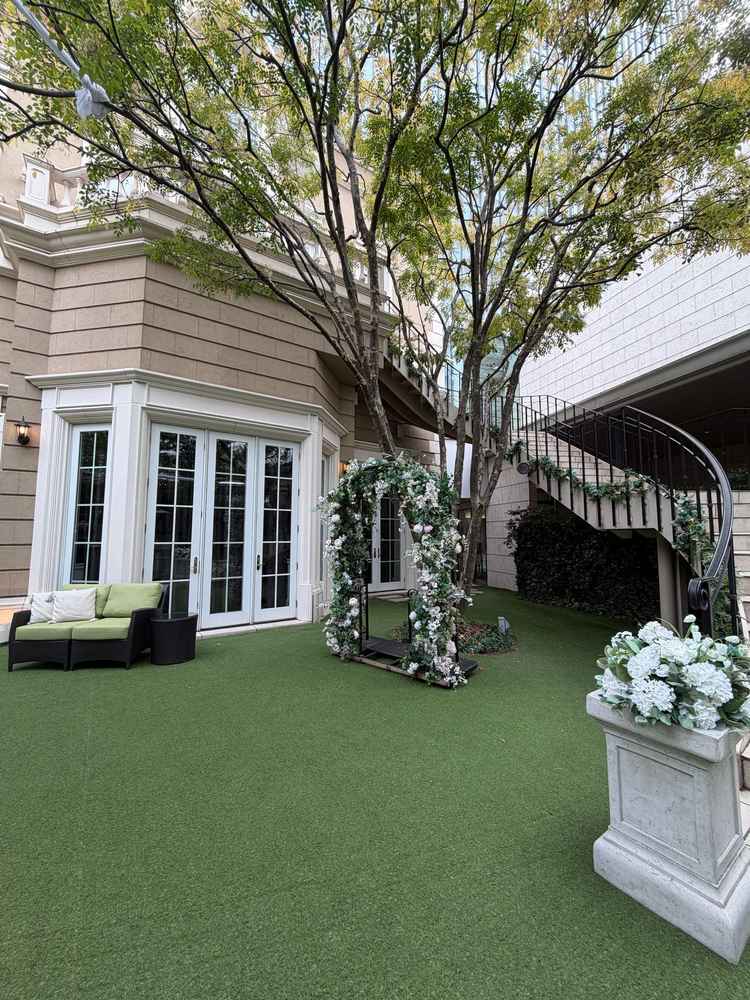 敷地内にはコンパクトなガーデンがある。