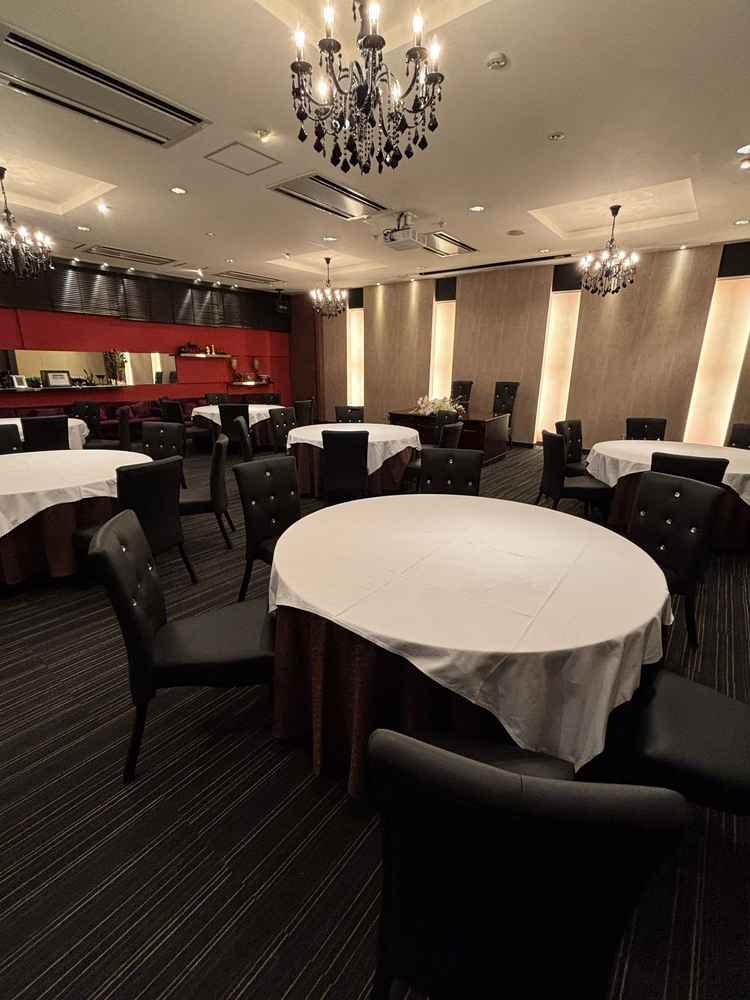 披露宴会場LUCE。シックな雰囲気で大人っぽい感じでした。