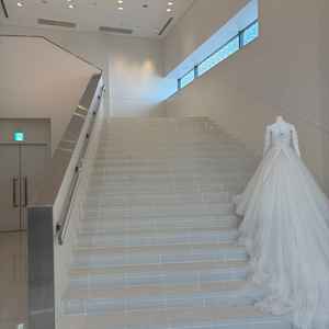 雨が降っても室内の階段でフラワーシャワーができる全天候型です