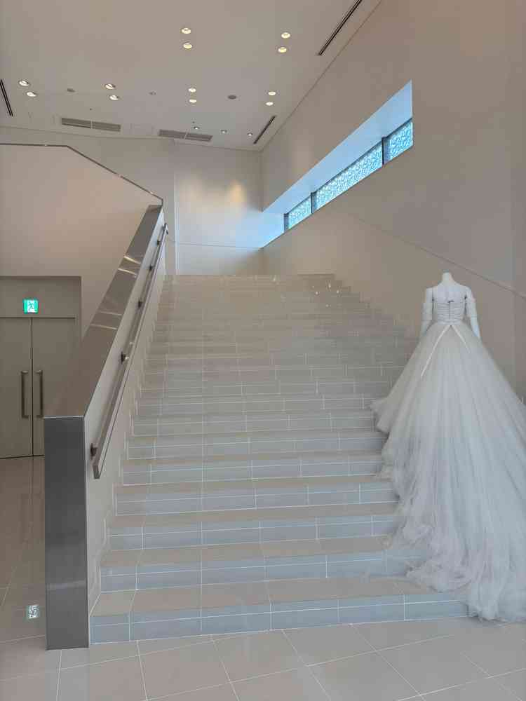 雨が降っても室内の階段でフラワーシャワーができる全天候型です