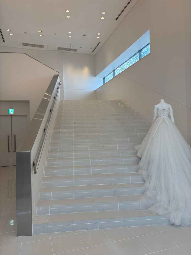 雨が降っても室内の階段でフラワーシャワーができる全天候型です