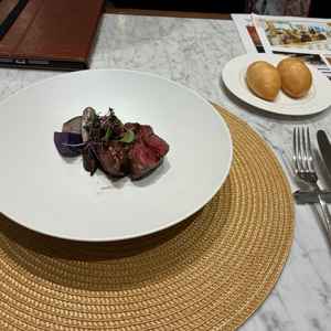 試食会でのメイン料理です。お肉はとても柔らかくゲストの方も喜ばれること間違いなしです。