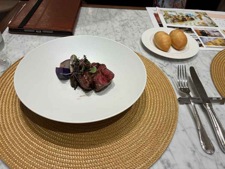 試食会でのメイン料理です。お肉はとても柔らかくゲストの方も喜ばれること間違いなしです。