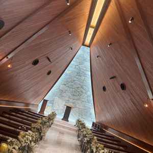 2年前にリニューアルされた挙式会場は木でできておりとても温かみを感じました。