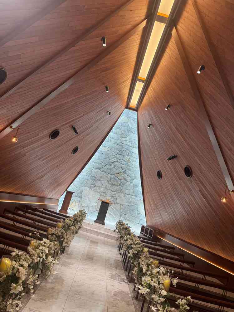 2年前にリニューアルされた挙式会場は木でできておりとても温かみを感じました。