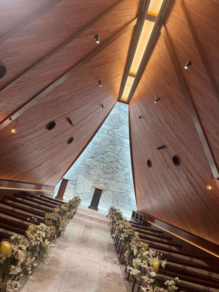 2年前にリニューアルされた挙式会場は木でできておりとても温かみを感じました。