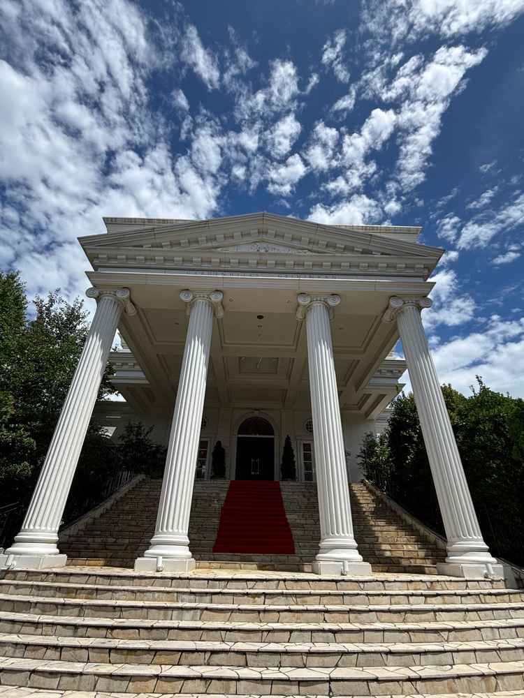 挙式後に登場するアフターセレモニーの大階段