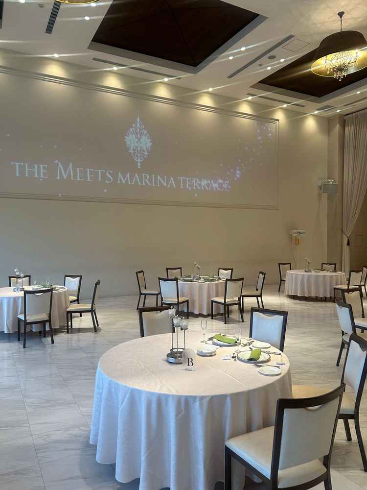 披露宴会場です。天井が高く開放感があり、壁に映像の投影や写真の右奥に階段もあり多彩な演出が可能です。