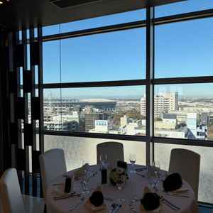 披露宴会場のテーブルと景色。晴れてたこともあり、眺めがよかった。