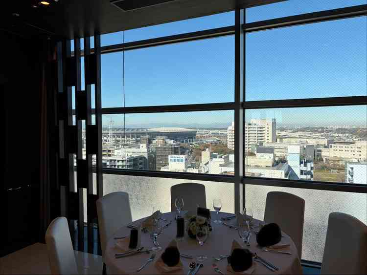 披露宴会場のテーブルと景色。晴れてたこともあり、眺めがよかった。