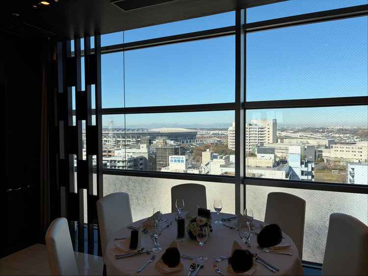 披露宴会場のテーブルと景色。晴れてたこともあり、眺めがよかった。