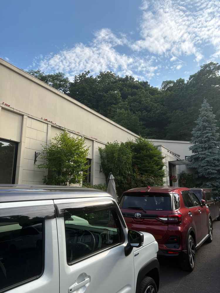 入り口の様子。駐車場は狭めかもしれない。バスによる送迎が可能であり使用した方が良いかも。