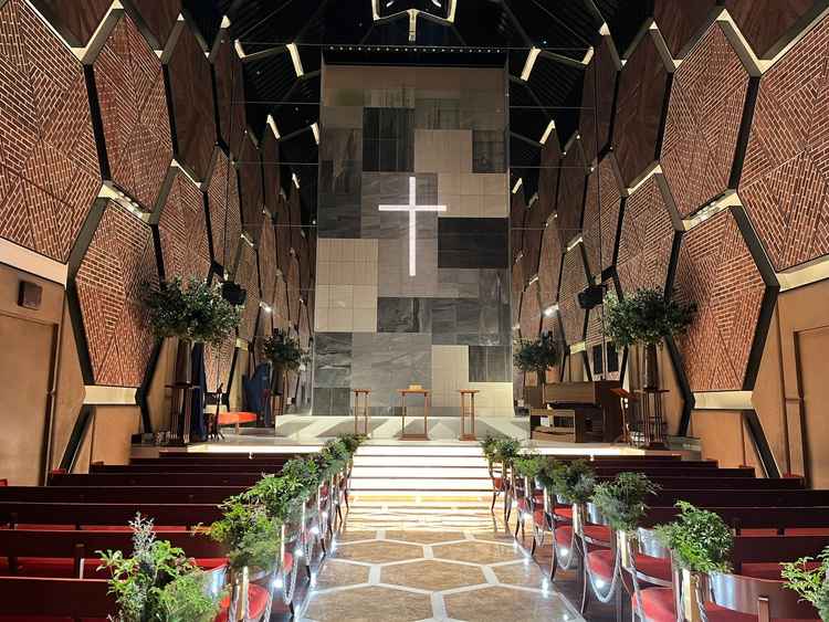 挙式会場が赤レンガで囲われていて、横浜らしさを感じた