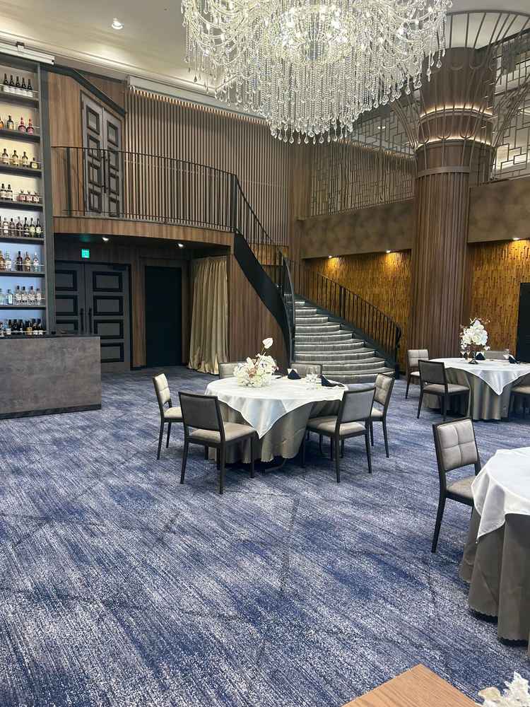 こちらの会場もまた違った雰囲気で階段があるのも魅力的です。