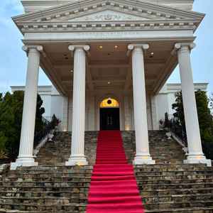 長く豪華な大階段