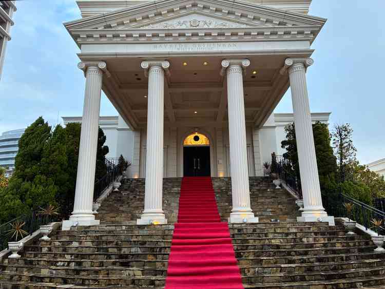 長く豪華な大階段