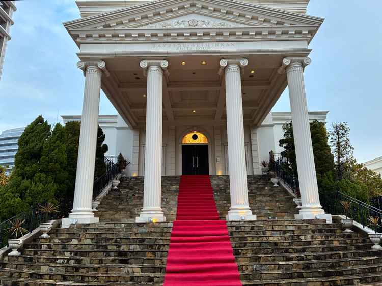 長く豪華な大階段