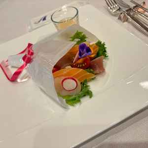 試食させていただいた、シェフ考案ブーケ型前菜が可愛くて。これは絶対ゲストに振る舞いたいと思いました。