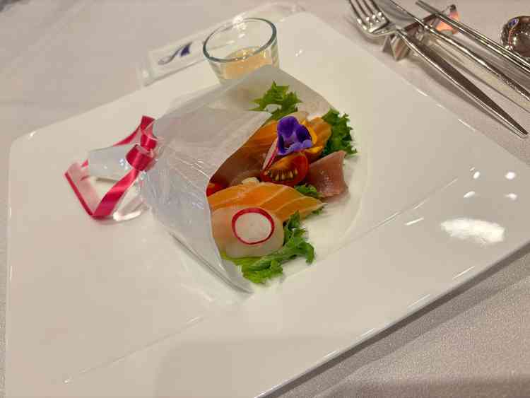 試食させていただいた、シェフ考案ブーケ型前菜が可愛くて。これは絶対ゲストに振る舞いたいと思いました。