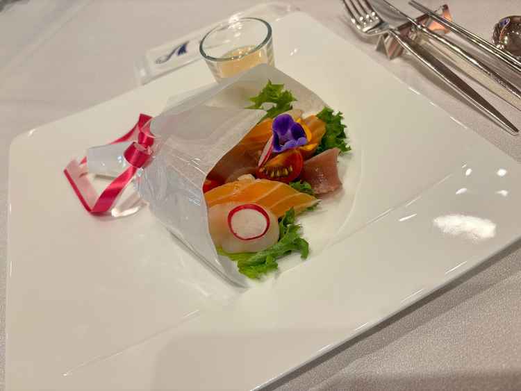 試食させていただいた、シェフ考案ブーケ型前菜が可愛くて。これは絶対ゲストに振る舞いたいと思いました。