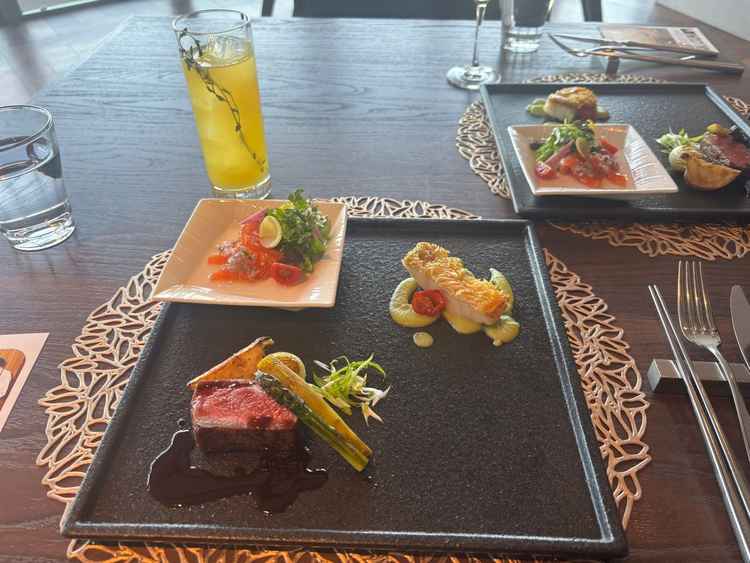 試食会の様子。サーロインや甘鯛、付け合わせの野菜まで一つ一つにシェフの想いを感じた。