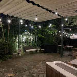 屋外のパーティー会場。