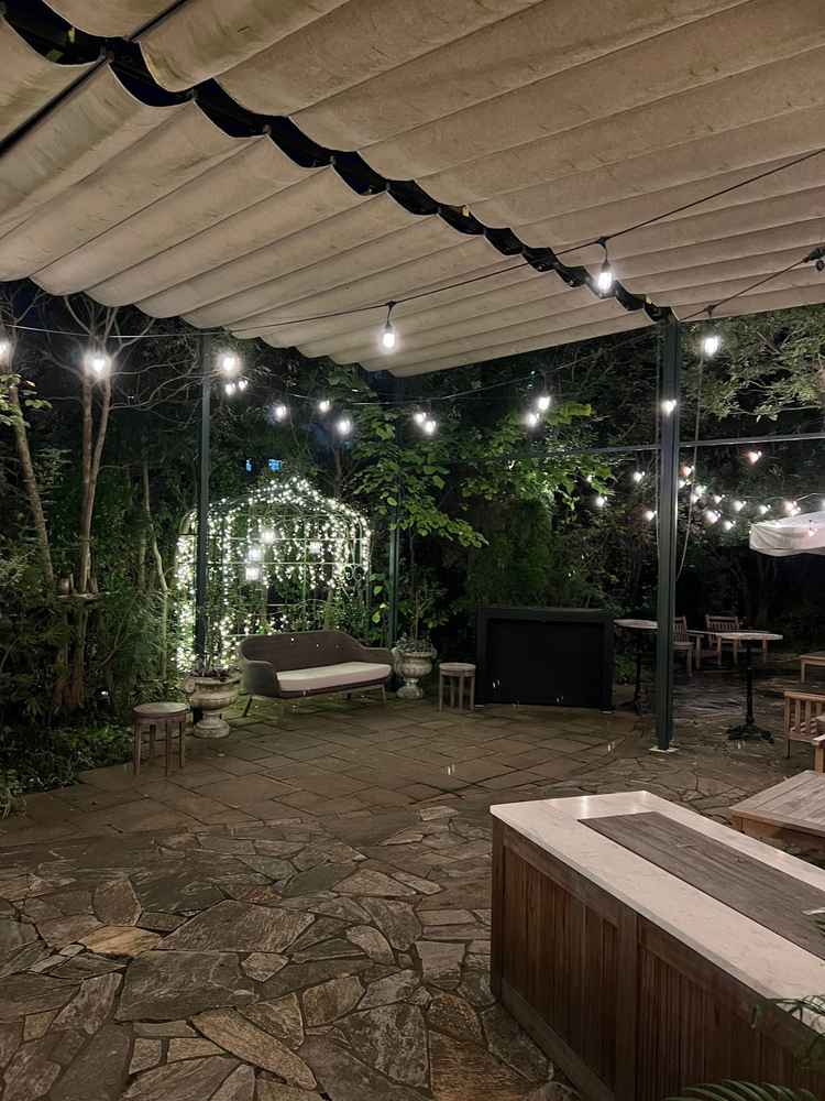 屋外のパーティー会場。