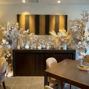 ゲスト控室の装飾のお花、机のお花は季節によって変わるとのことでした。