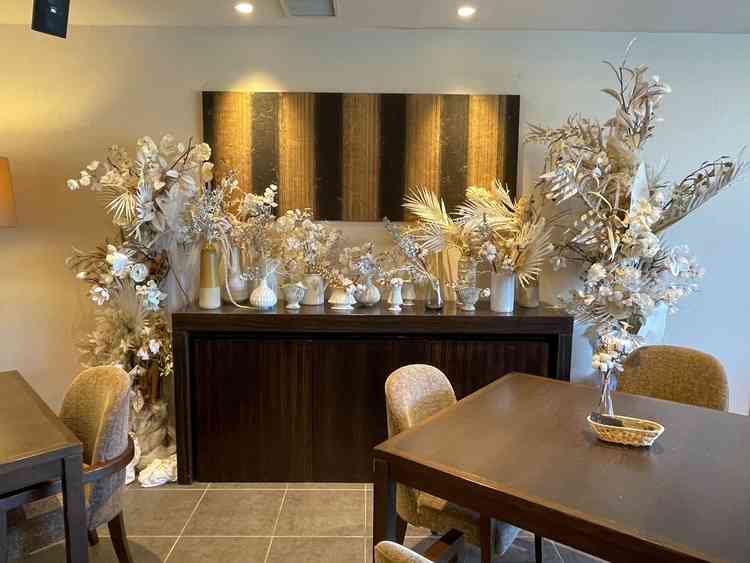 ゲスト控室の装飾のお花、机のお花は季節によって変わるとのことでした。