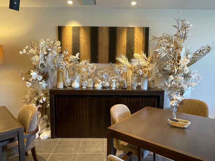 ゲスト控室の装飾のお花、机のお花は季節によって変わるとのことでした。