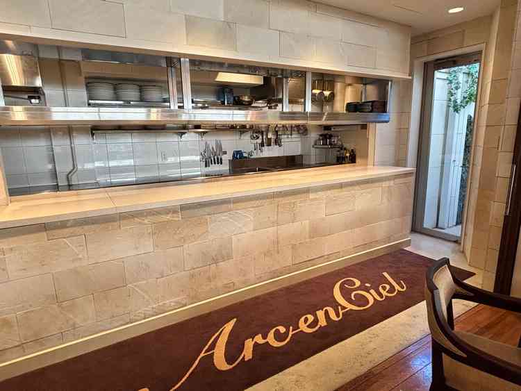 3つある披露宴会場すべてにオープンキッチンがあり、料理へのこだわりを感じました。