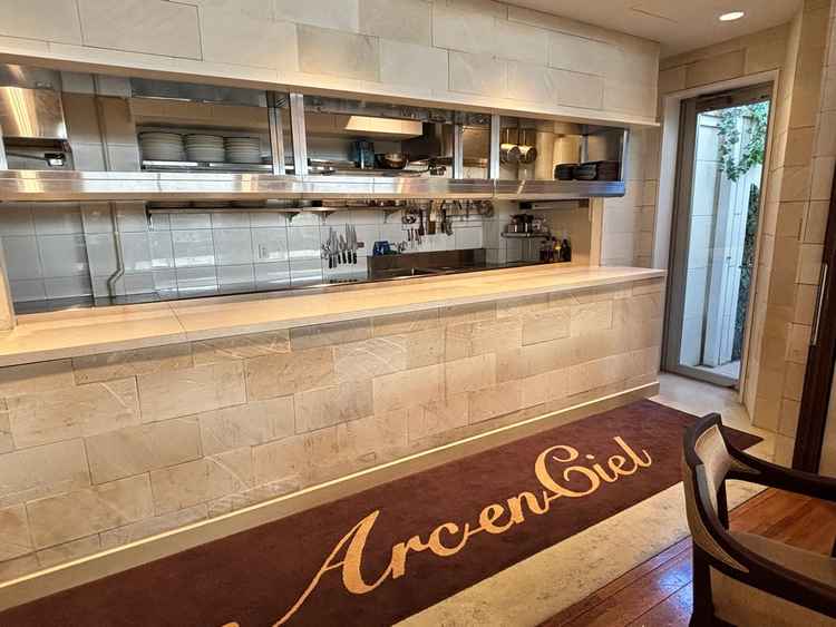 3つある披露宴会場すべてにオープンキッチンがあり、料理へのこだわりを感じました。