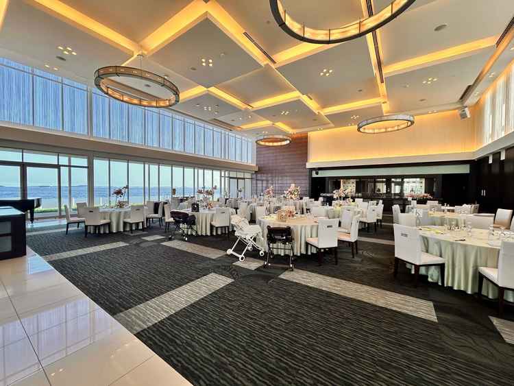 豪華なシャンデリアですが、絨毯が暗い色の為落ちついて見え、すごく良かった！景色が良い！