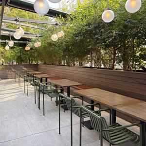 披露宴会場のテラス。外に出て演出に使ったりできるとのこと。