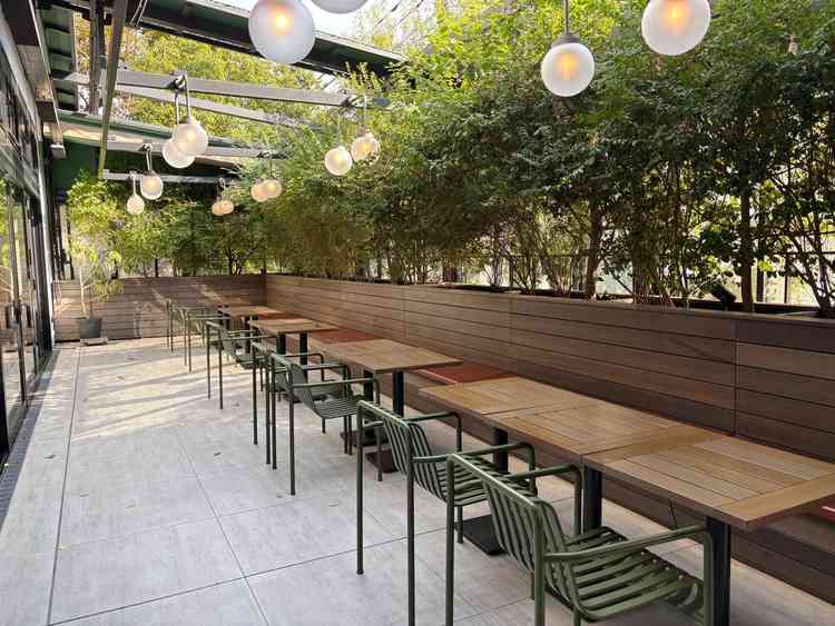 披露宴会場のテラス。外に出て演出に使ったりできるとのこと。