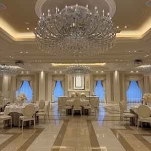 白くて綺麗な披露宴会場。こちらもシャンデリアの存在感抜群で可愛い