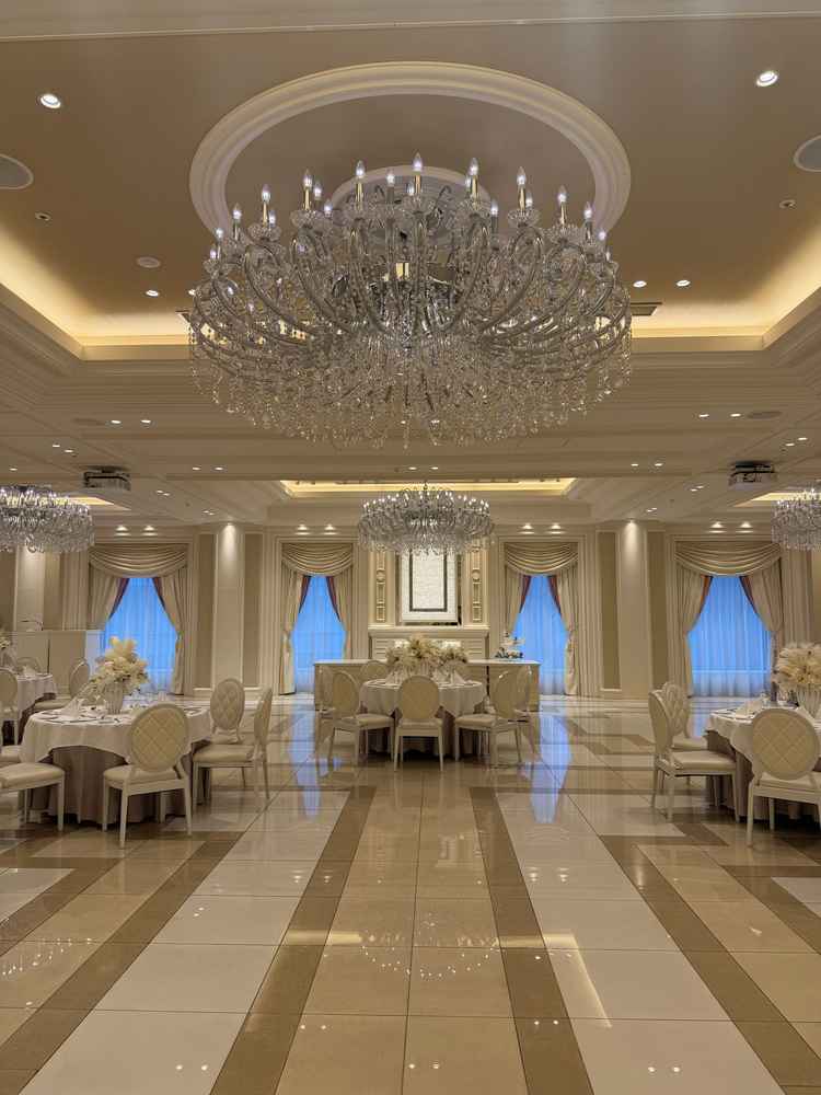 白くて綺麗な披露宴会場。こちらもシャンデリアの存在感抜群で可愛い