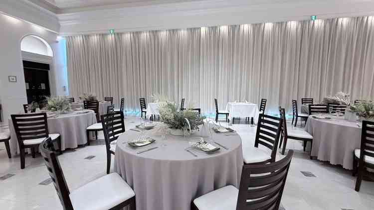 披露宴介助着座の視点から取り、カーテンを閉めたものです