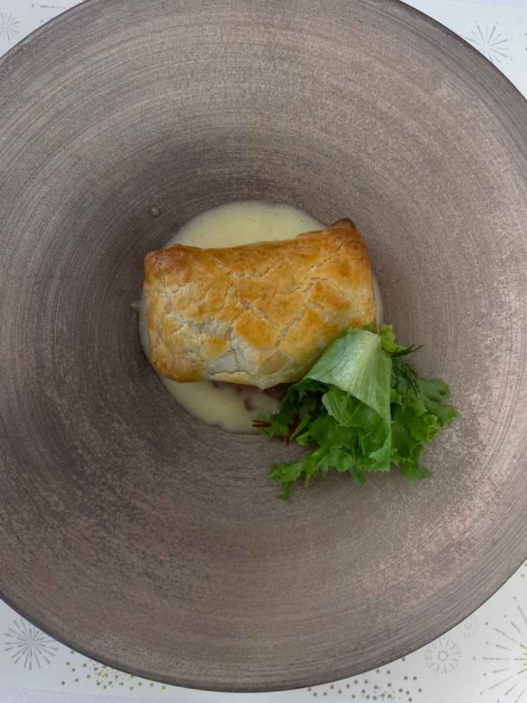 料理は、どれも美味しく満足できました。特にヒラメのパイ包みは定番で必ずコースの中にいれるべき品。