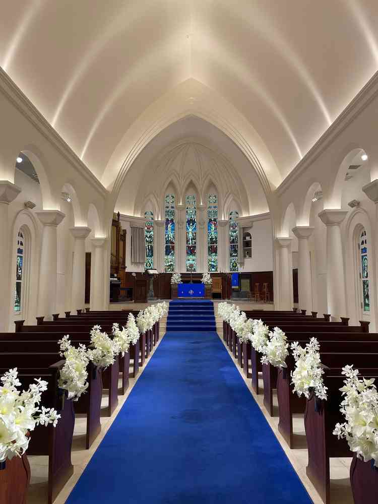 純白と青いバージンロードの大聖堂。入場の時のムービーは珍しいし、星空の演出も可能