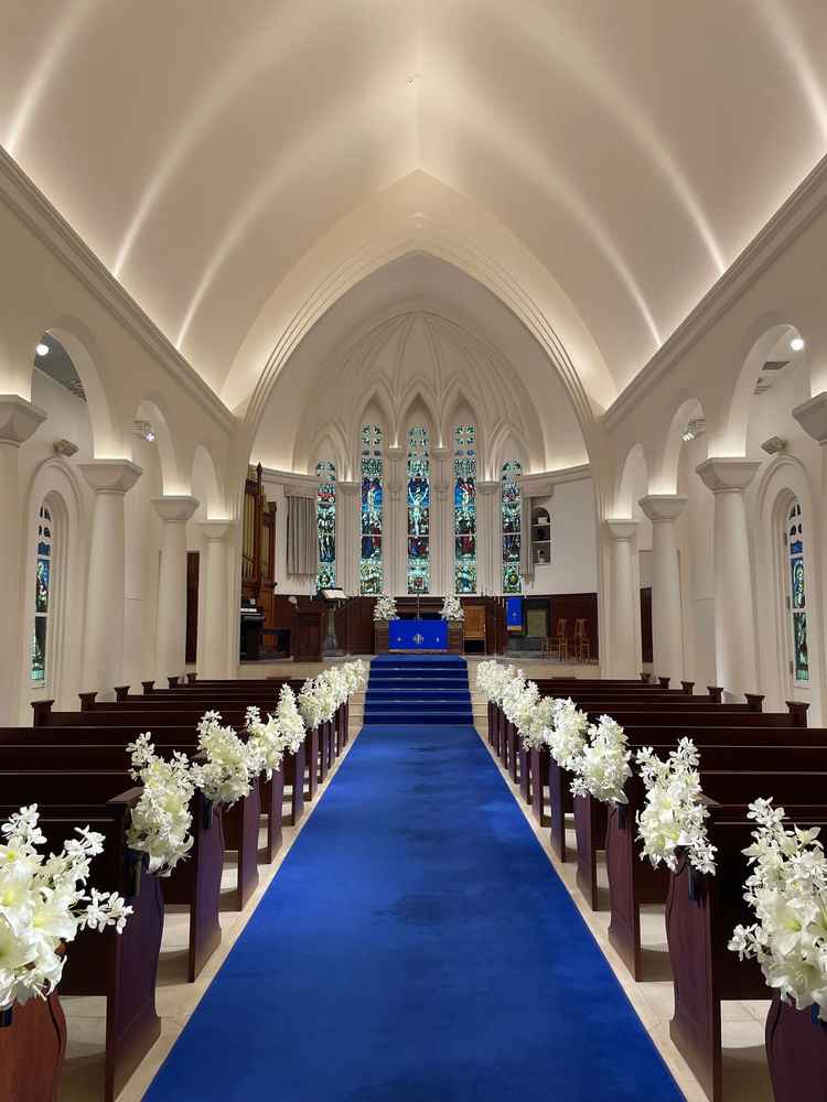 純白と青いバージンロードの大聖堂。入場の時のムービーは珍しいし、星空の演出も可能