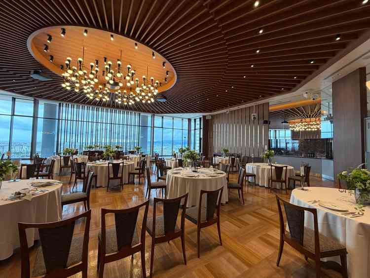 こちらの披露宴会場は広く木で雰囲気がよかったです。