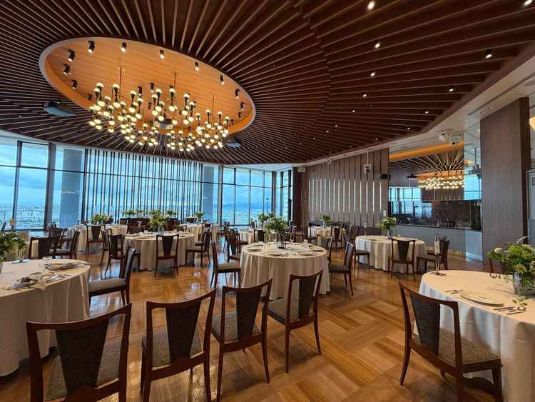 こちらの披露宴会場は広く木で雰囲気がよかったです。