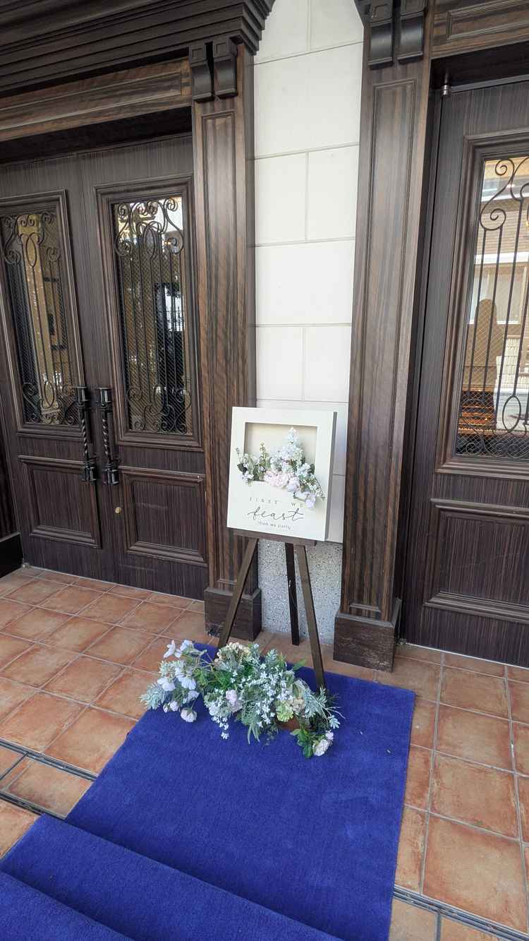 建物入り口の装飾。関係者以外入ることがないので入り口から装飾できる特別感。