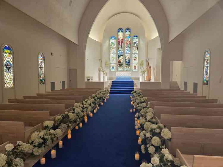 チャペルの中。照明がかなり調整できるようです。写真より綺麗でした。