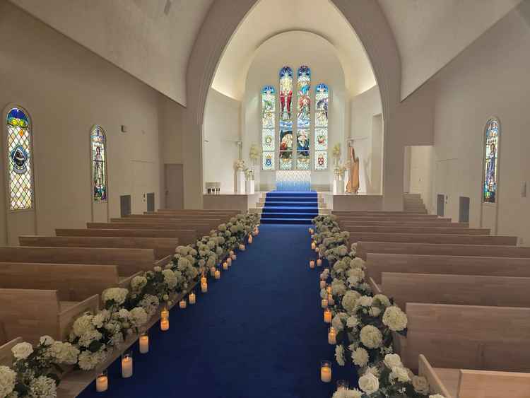 チャペルの中。照明がかなり調整できるようです。写真より綺麗でした。