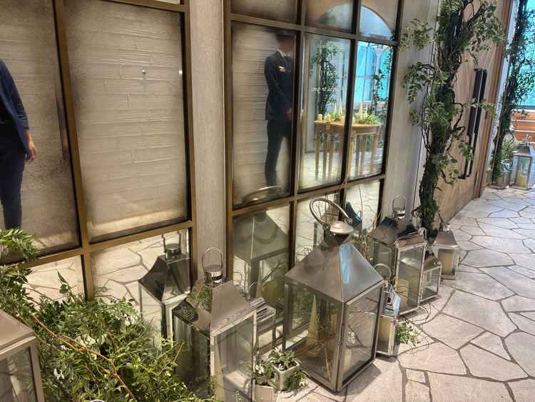 チャペルの入り口。軽井沢の高原教会と石の教会のいいとこどり。