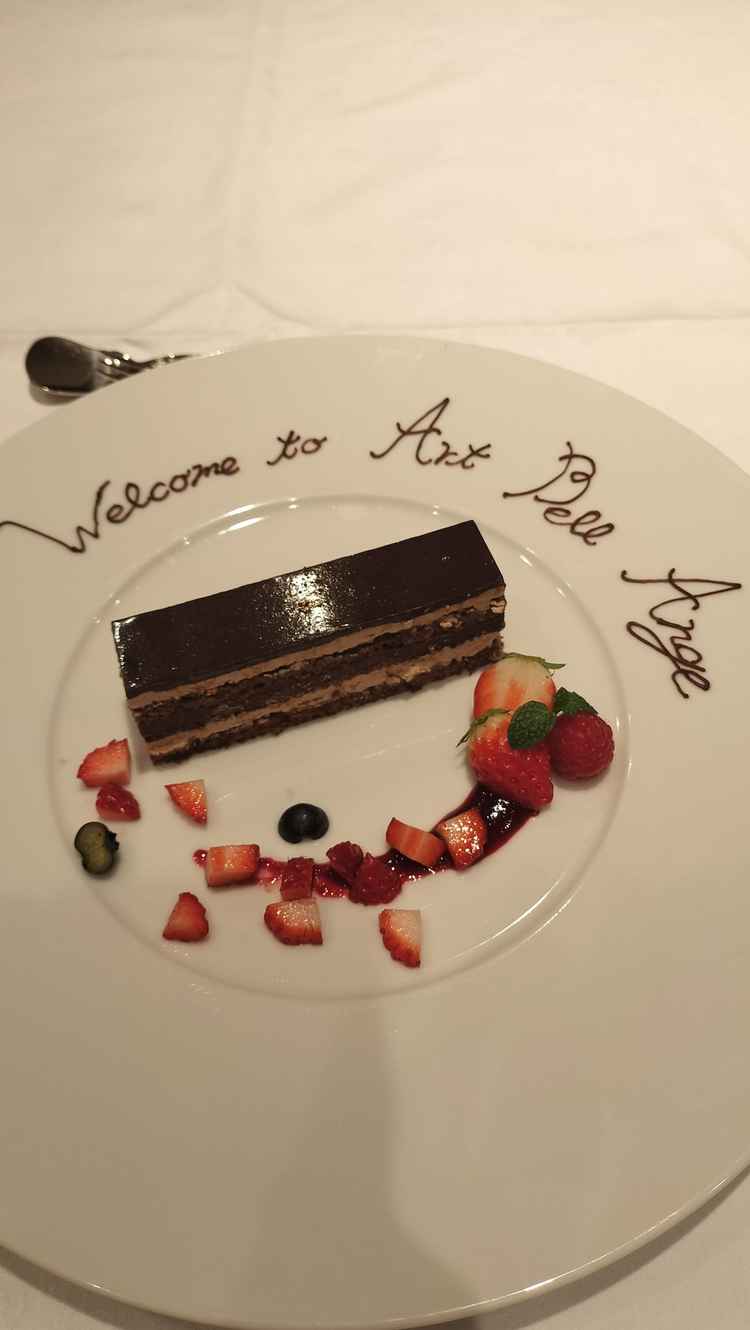 ケーキをいただきました。ちょこケーキでとても美味しかったです。